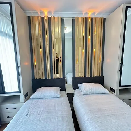 Roni Apartments, Close To The Metro And Parking Apartmán