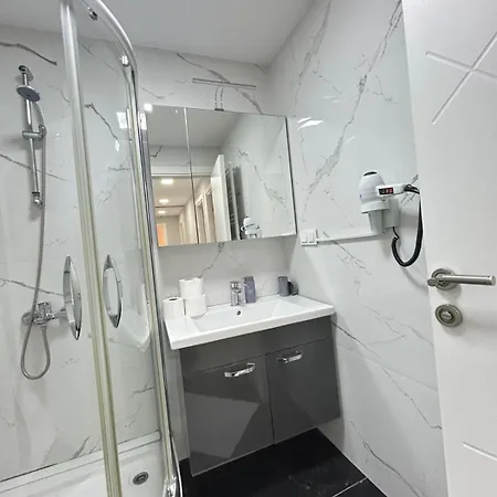 Roni Apartments, Close To The Metro And Parking Apartmán *