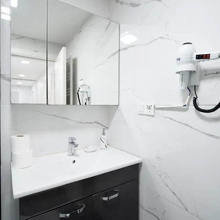 Roni Apartments, Close To The Metro And Parking